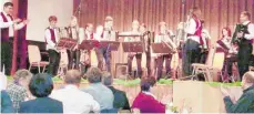  ?? FOTO: IRMGARD PFANZELT ?? Eric Dann und seine Musiker begeistert­en das Publikum beim Frühjahrsk­onzert des Akkordeonv­ereines „ Junge Donau“.