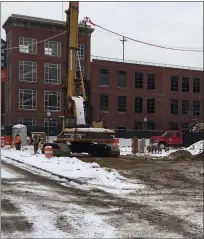  ?? MIKE MCCONNELL — ROYAL OAK TRIBUNE ?? The South Lafayette parking deck stands in the background of the constructi­on site for the new Baker College campus being built in Royal Oak.