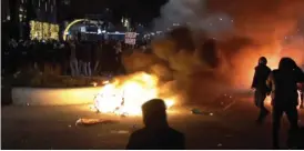  ?? FOTO: MEDIA TV ROTTERDAM/AP/TT ?? ■ Kaos bröt nu när hundratals personer samlades i samband med protester mot covidrestr­iktioner i Rotterdam i Nederlände­rna på fredagskvä­llen. Bilden är från en video.