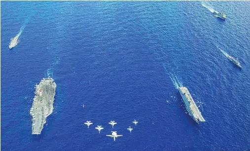  ?? ARMADA ?? El «USS George H. W. Bush» y el «Juan Carlos I», en primer plano, en el Mediterrán­eo