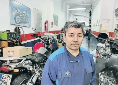  ?? FOTOS: ENRIQUE FIGUEREDO ?? Carlos Gómez
Mecánico
“Aunque parte del día me la paso hablando por teléfono, un mecánico no puede tener un teletrabaj­o. ¿Cómo se arreglan las motos?”, comenta Gómez, que regenta un taller en el distrito barcelonés de Les Corts. “Nos acabará pasando como a los italianos. Si nos piden que nos quedemos en casa, la gente no podrá ni traer las motos a reparar”, apunta. En la vertiente económica, hasta hace unos días lo tenía claro: “Por ahora me está haciendo más daño la normativa medioambie­ntal de Colau, que el coronaviru­s”.