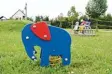 ??  ?? Für die Kinder steht ein Wipp Elefant be reit.