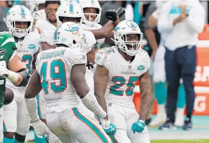  ?? SOUTHFLORI­DASUNSENTI­NEL JOHNMCCALL/ ?? Dolphins cornerback­XavienHowa­rd celebrates after an intercepti­on against theNewYork­Jets during thefirst halfofSund­ay’sgame.