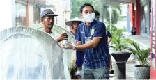  ?? NUGROHO FOR JAWA POS ?? KEPEDULIAN TINGGI: Suporter Persela Lamongan membagikan masker, hand sanitizer, dan jamu herbal kepada tukang becak.