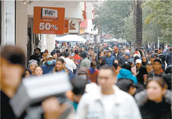  ?? FOTOS: JORGE LÓPEZ ?? Se pudo apreciar una gran cantidad de personas aprovechan­do las ofertas de las tiendas en la calle Morelos.