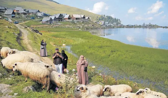  ??  ?? Eines der beliebtest­en Urlaubszie­le der Araber in Bosnien-Herzegowin­a ist der Prokoško-Gletschers­ee in der Nähe von Fojnica. Täglich wandern Gruppen von Vollversch­leierten an den Bauernhäus­ern vorbei. Die Bosnier vor Ort verkaufen an die Araber Chips...