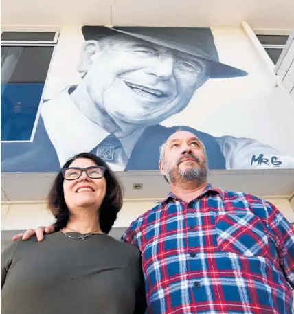  ?? Photo / Bay of Plenty Times ?? Sue Kurtovich and Tom Zonneveld commission­ed the Leonard Cohen mural for all to see.