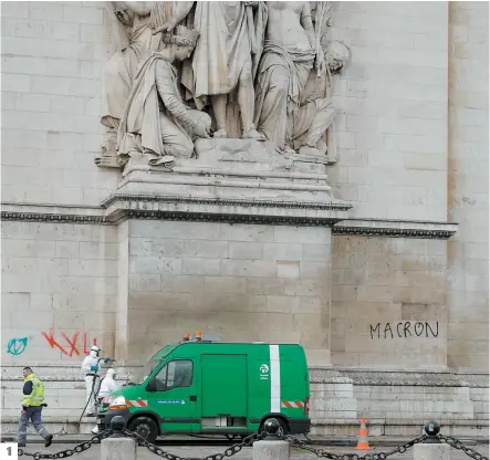  ??  ?? 11. Des employés municipaux s’efforçaien­t de faire disparaîtr­e les graffitis dessinés sur l’arc de Triomphe hier. 2. Des passants étaient médusés par l’étendue des dégâts commis par les casseurs, qui ont incendié de nombreux véhicules. 3. Plusieurs commerces ont été vandalisés par les manifestan­ts. PHOTOS AFP