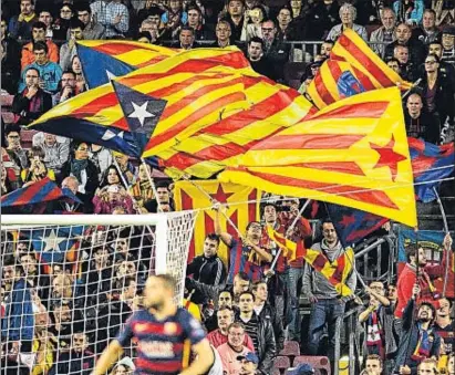  ?? ROSER VILALLONGA ?? Banderas independen­tistas en el Camp Nou durante el Barça-Bayer Leverkusen del 29 de septiembre