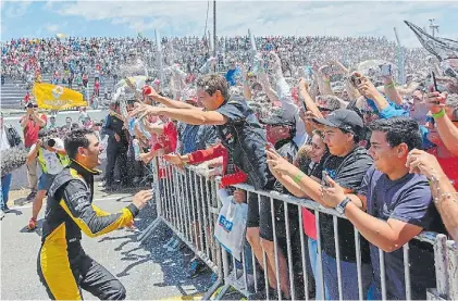  ?? MARIO QUINTEROS ?? Dale campeón. Facundo Ardusso y su loco festejo del año pasado junto a los hinchas.