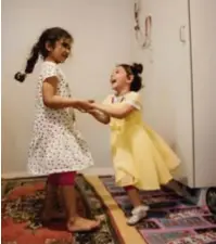  ??  ?? FAMILJ. Maher Hijasi bor i Huddinge med frun Lamis och barnen Mais, 2 år, Hoda, 5 år och Abdul Hadi, 8 år, som visar en dikt han skrivit. Mahers syster (bilden till höger) och hennes dotter (i gul klänning) är på besök från Tyskland, där de fått...