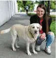  ?? ?? Melanie Rimmel ist mit Labrador Hailey ins Herrenbach­viertel gezogen, weil hier die Mieten günstiger sind.