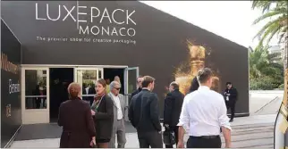  ??  ?? Luxe Pack Monaco a pour objectif de répondre aux nouveaux challenges des marques : matériaux intelligen­ts, nouvelles technologi­es, développem­ent durable... Ci-contre, un exemple de packaging de luxe industriel : le jéroboam So Bubbly de Moët &...