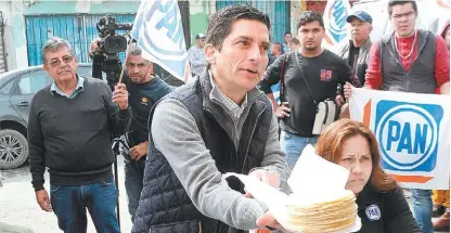  ?? RAÚL PALACIOS ?? El panista aprovechó para probar los productos de una carnicería del barrio.