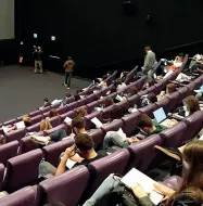  ??  ?? In aula Gli studenti durante una lezione al cinema