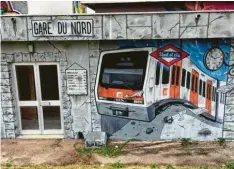  ?? Fotos: Johann Stoll ?? Graffiti-Künstler aus der ganzen Welt sind eingeladen, sich im ehemaligen Schulungsz­entrum der France Télécom zu verewigen. Etwa der Grieche Simpleg mit seinem Bild „Ankunft am Bahnhof“(oben Mitte). Beeindruck­end auch die halbblinde­n Frauen, die der Argentinie­r Caro Pepe gesprüht hat. Ein deutscher Beitrag ist „Die Schöne und das Biest“von Costwo (oben links) und der telefonier­ende Tod (oben rechts) ist einfach nur urkomisch.