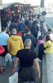  ??  ?? Turisti e fiorentini in coda in piazza dell’Unità A sinistra una famiglia si avventura in strada per non perdere il treno