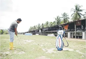  ?? — Gambar Bernama ?? LEPAS GIAN: Ainnudin melepaskan kerinduan untuk bermain golf di kawasan lapang di ladang ternakan ayam dan rumahnya di Kampung Ubai, Pekan semalam.