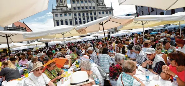  ?? Archivfoto: Silvio Wyszengrad ?? Weit über 1000 Menschen nahmen im vergangene­n Jahr an der Friedensta­fel auf dem Rathauspla­tz teil. Auch 2018 werden dort am 8. August wieder die Tische gedeckt.