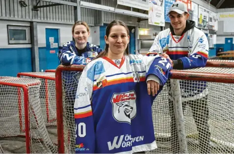  ?? Foto: Axel Schmidt ?? Nele, Laura und Moritz Egger (von links) stehen mit ihren jeweiligen Eishockey-Mannschaft­en in den Play-offs: Während Laura und Moritz Egger mit dem EV Bad Wörishofen um den Bezirkslig­atitel spielen, geht es für Nele Egger und den ERC Ingolstadt um die deutsche Meistersch­aft bei den Frauen.