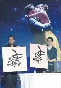  ?? FENG YONGBIN / CHINA DAILY ?? Ryan Gosling (left), the lead actor, alongside Damien Chazelle, the director, write the Chinese character ai (love) during their Beijing promotiona­l tour on Tuesday.