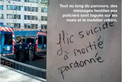  ?? ?? Tout au long du parcours, des
messages hostiles aux policiers sont tagués sur les
murs et le mobilier urbain.