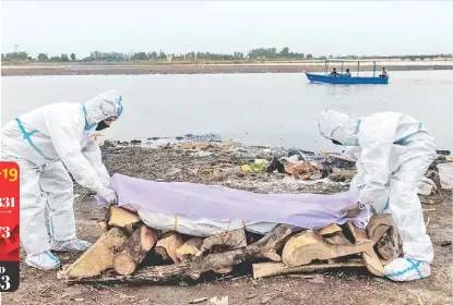  ?? REUTERS ?? Familiares de víctima del coronaviru­s preparan su cremación junto al río Ganges en India.