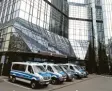  ?? Foto: Boris Roessler, dpa ?? Polizeifah­rzeuge am Donnerstag vor der Zentrale der Deutschen Bank in Frankfurt.