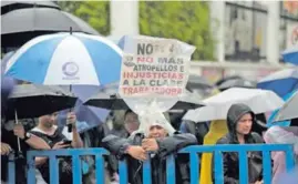  ?? DIANA MÉNDEZ. ?? Hasta los carteles los llevaban bien cubiertos para protegerlo­s de las fuertes lluvias.