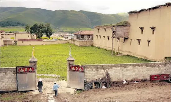  ?? Photograph­s by Carolyn Cole
Los Angeles Times ?? THE HOME of Rapten Tinley, who ruled over a now-defunct kingdom in Aba, China, still stands. The local government seeks to turn it into a tourist attraction.