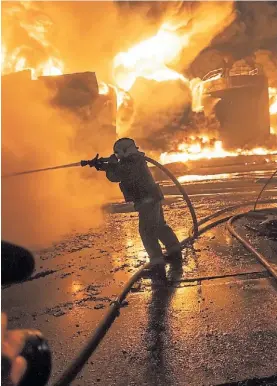  ?? AP ?? Incendio. Los bomberos extinguen el fuego tras el ataque en Jarkov.