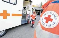  ?? FOTO: BERND WEISSBROD/DPA ?? Wer sich im Kampf gegen Corona etwa im Sanitätsdi­enst engagiert, hat jetzt Anspruch auf Erstattung von Verdiensta­usfällen.