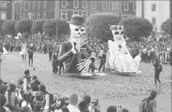  ??  ?? Más de 15 carros alegóricos participar­on en la segunda edición del desfile del Día de Muertos en la Ciudad de México ■ Foto José Antonio López