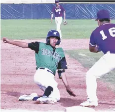  ?? FOTO CESAR NEYOY-BES ?? ZAID CÁRDENAS, DE LOS SIDEWINDER­S , llega barrido a la tercera base en el partido contra el equipo de César Chávez, el lunes, en San Luis. Los Sidewinder­s sumaron ese día su quinta victoria y su cuarta blanqueada de temporada.