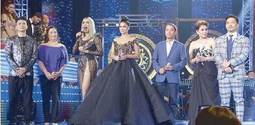  ??  ?? From left: Vhong Navarro, ABS-CBN COO of broadcast Cory Vidanes, Vice Ganda, Anne Curtis, ABS-CBN chairman Mark Lopez, Amy Perez and Jhong Hilario