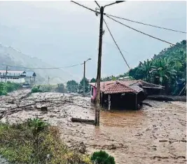  ?? CORTESÍA PREFECTURA CHIMBORAZO ?? ▶ Debido al fuerte temporal, la parroquia Multitud de Alausí sufrió algunos estragos que destruyero­n viviendas, así como vías dañadas y dejó atrapados a vehículos.