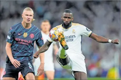  ?? ?? Rüdiger, con Haaland cerca, controla el balón en el partido de ida del pasado martes en el Bernabéu.