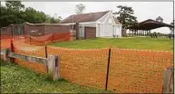  ?? Saul Flores / Hearst Connecticu­t Media ?? Milford has added temporary fencing along Broadway as a new management protocol at Walnut Beach.