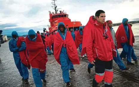  ?? Foto: Profimedia.cz ?? Zachránění běženci Španělská pohraniční služba zachránila minulý víkend na moři 189 migrantů z Afriky a dovezla je do Malagy.