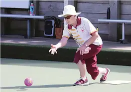  ?? ?? Below: Drouin skip Denise Hamilton is in control against Trafalgar, securing a 26-11 rink win.