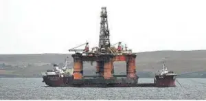  ??  ?? The Transocean Winner sits atop the Hawk semi-submersibl­e heavy lift ship