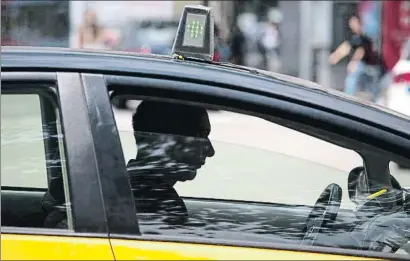  ?? ANA JIMÉNEZ ?? Un taxista en la parada de la plaza Catalunya, una de las más concurrida­s de Barcelona