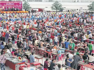  ?? APICHIT JINAKUL ?? Participan­ts pack the grounds of the Government Office Complex where a Buddha amulet fair was held on Chaeng Watthana Road yesterday. The event draws many amulet enthusiast­s.