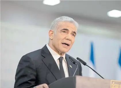  ??  ?? Llamamient­o. El canciller de Israel Yair Lapid bendijo la memoria de todas las víctimas y pidió Justicia.