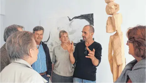  ?? FOTO: OTTO SCHÖLLHORN ?? Agnes Keil und Peter Heel mit Besuchern beim Rundgang durch Atelier und Werkstatt.