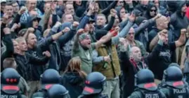  ?? FOTO BELGAIMAGE ?? De extreemrec­htse neonazi’s en skinheads protesteer­den eerder al in Chemnitz tegen het Duitse migratiebe­leid.