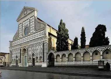  ?? Foto: Antonio Quattrone ?? Die Piazza und die Basilika mit ihrer prächtigen Renaissanc­e-Fassade aus grünem und weißem Marmor sind das Herzstück von Santa Maria Novella im Nordwesten der Altstadt von Florenz.