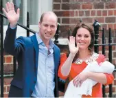  ?? PHOTO AFP ?? Le duc et la duchesse de Cambridge ont présenté le nouveau petit prince à la foule et aux médias, lundi dernier.