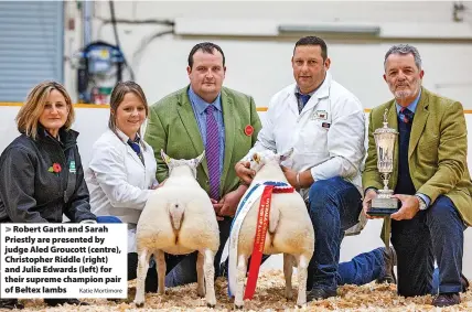  ?? Katie Mortimore ?? Robert Garth and Sarah Priestly are presented by judge Aled Groucott (centre), Christophe­r Riddle (right) and Julie Edwards (left) for their supreme champion pair of Beltex lambs