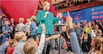  ?? FOTO: DPA ?? Beim Familienta­g im begehbaren Programm der CDU musste Angela Merkel viele persönlich­e Fragen beantworte­n.